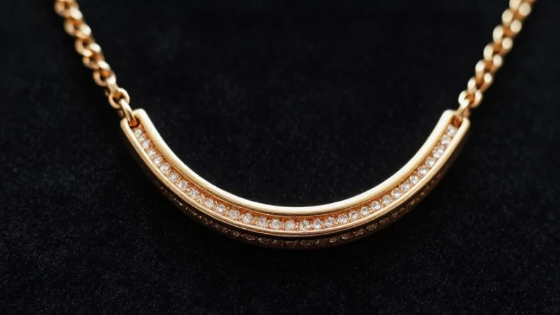 Collar dorado resalta en lujo y detalle
