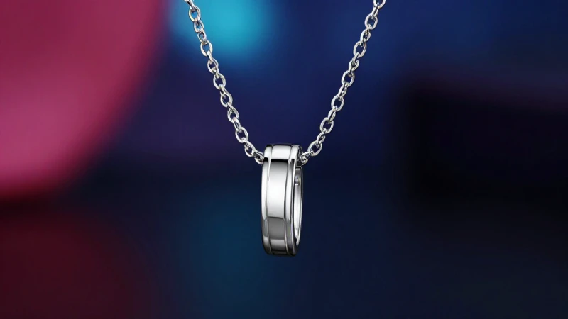 Collar plateado elegante con acabado brillante, lujoso