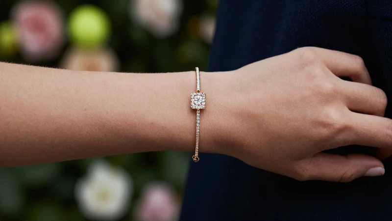 Pulsera en muñeca, enfoque elegante y floral
