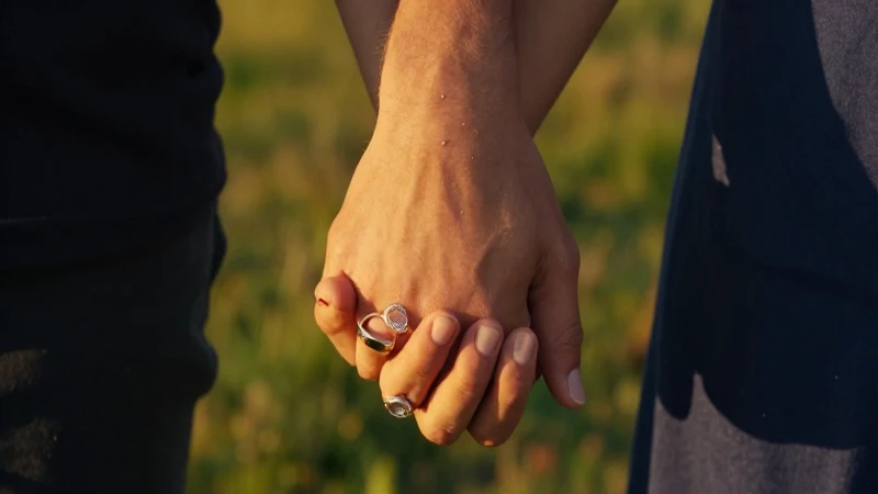 Romance dorada en primer plano cautiva