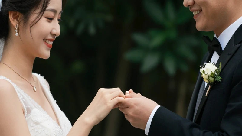 Boda íntima con anillos y luz cinematográfica
