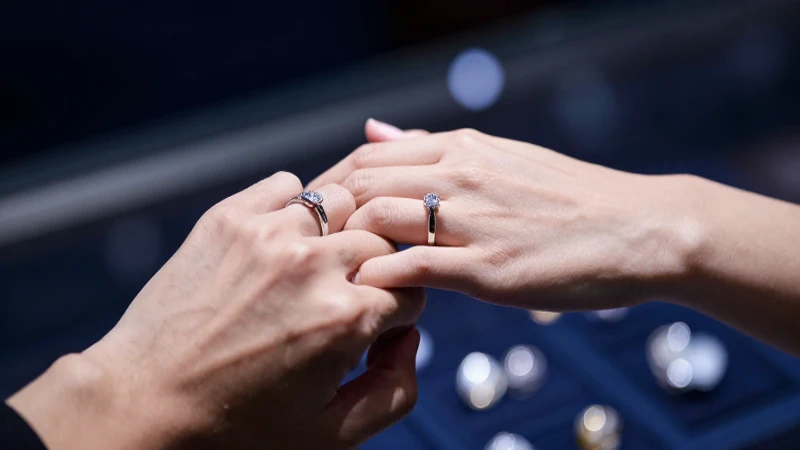 Cómo combinar anillos de boda y compromiso adecuadamente 7 Anillo y alianza en primer plano, elegante