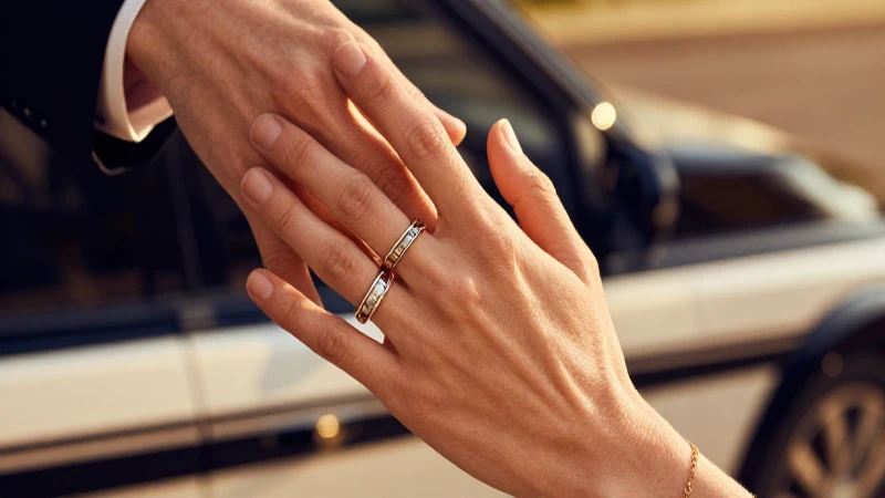 Cómo combinar anillos de boda y compromiso adecuadamente 4 Anillos visibles en manos con fondo lujoso