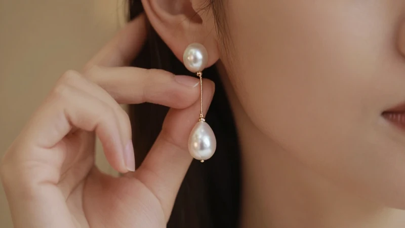 Aretes de perla elegantes en detalle suave