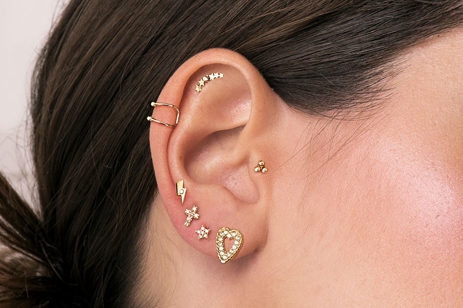 Aros en la oreja: Tendencias y estilos de piercings actuales 1 aros en la oreja tendencias y estilos de piercings actuales
