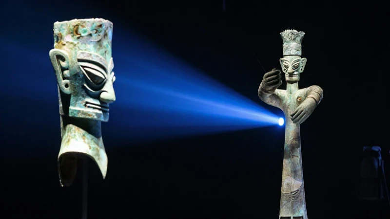Estatua antigua iluminada con tecnología futurista