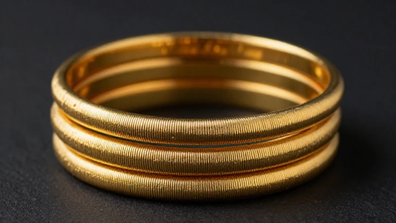 Pulseras doradas destacando en primer plano