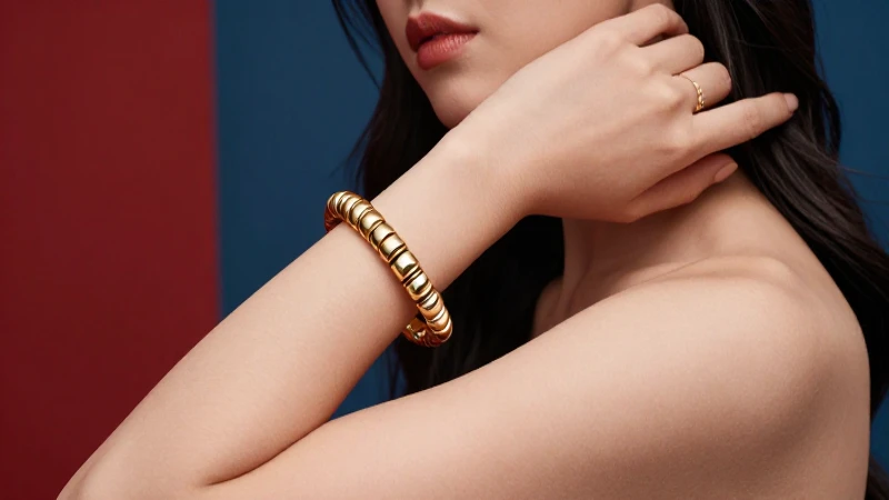 Pulsera dorada en primer plano, elegante y vibrante