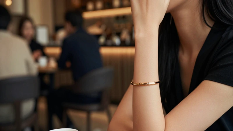 Mujer elegante con pulsera en ambiente cálido