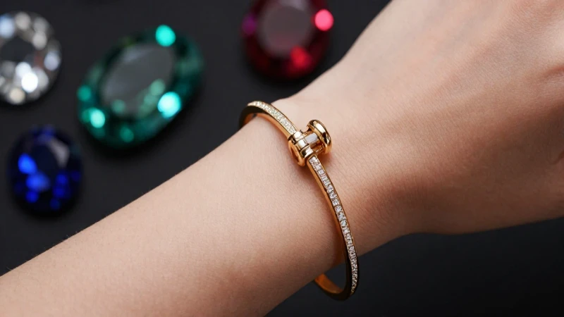 Pulsera elegante con joyas resalta en estudio