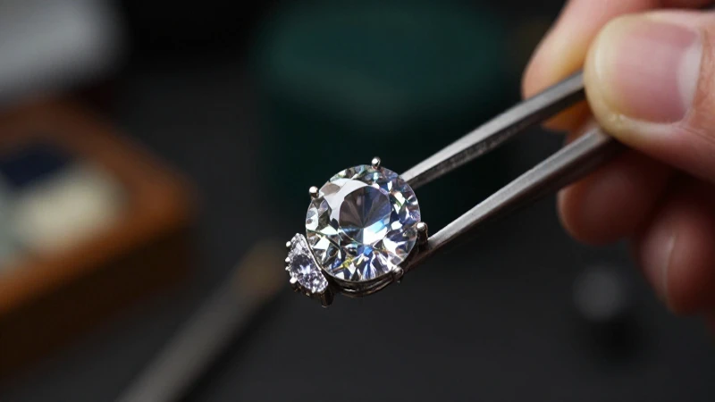 Joyas finas resplandecen en primer plano