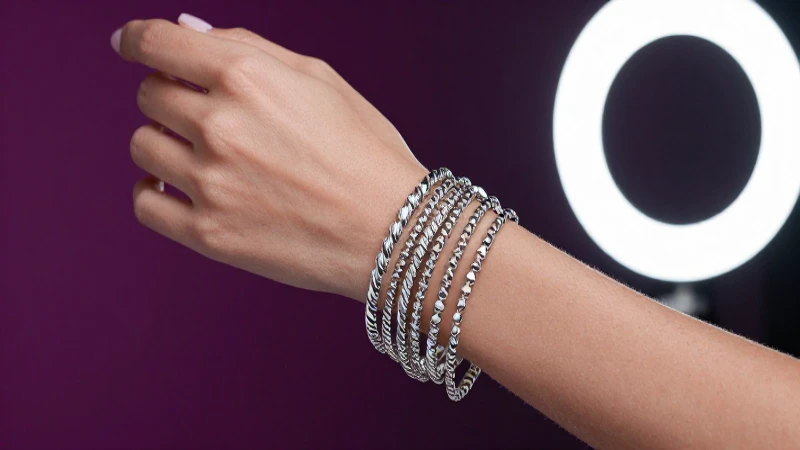 Cómo crear el look perfecto con pulseras apiladas de plata 3 Pulseras de plata: estilo glamuroso y llamativo