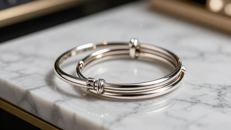 Cómo crear el look perfecto con pulseras apiladas de plata 5 Brazaletes plateados en una composición lujosa y elegante