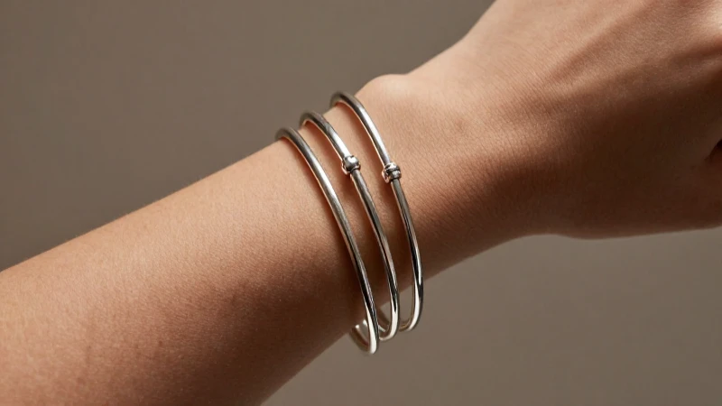 Cómo crear el look perfecto con pulseras apiladas de plata 7 Pulseras plateadas resaltan en primer plano