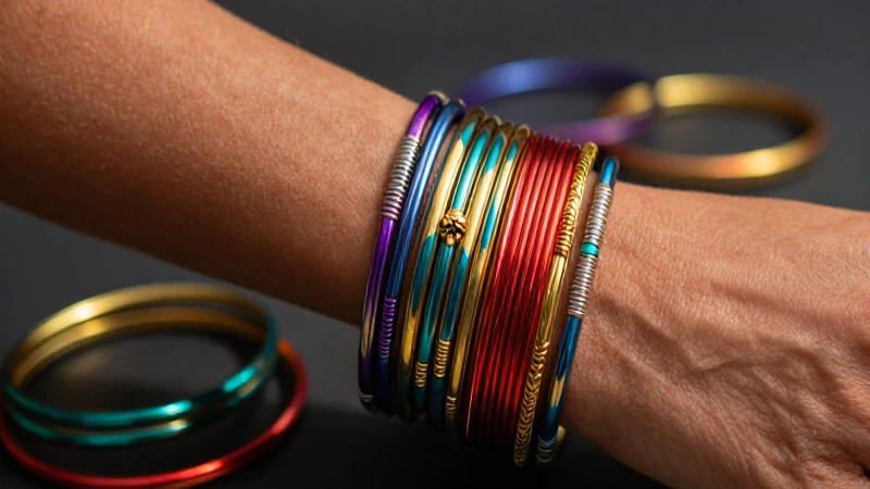 Pulseras vibrantes adornan el brazo bronceado