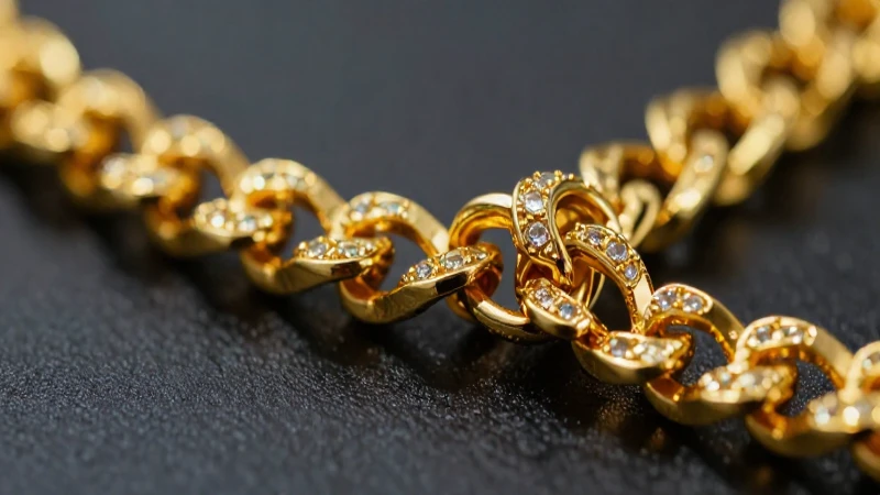 Cadena dorada brillante y lujosa