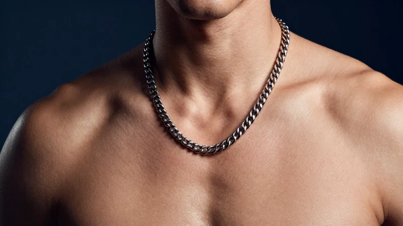 Hombre musculoso luce cadena en primer plano