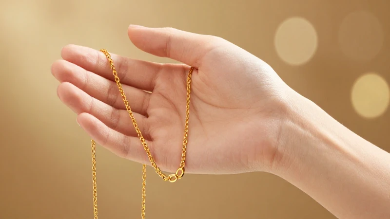 Cadena dorada en mano femenina elegante