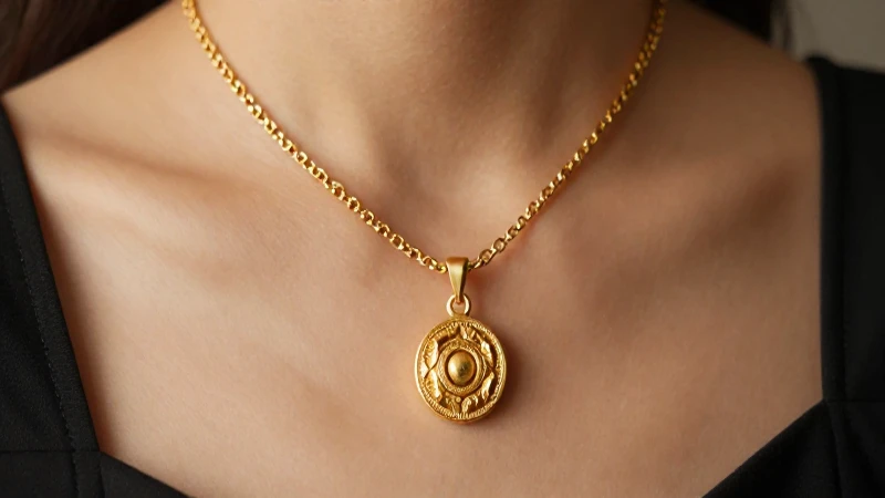 Collar dorado elegante en fotografía profesional