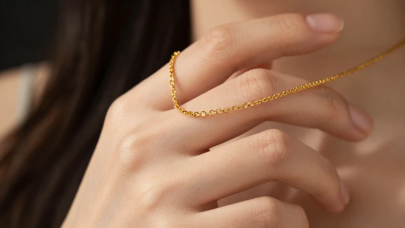 Cadena dorada elegante con luz cálida y suave