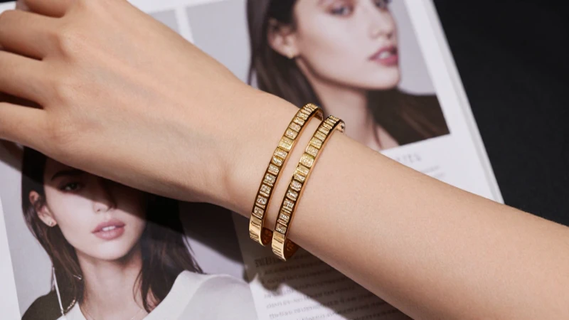 Pulsera Cartier Precio: Descubre Costos y Modelos para Mujer 4 Pulsera Cartier dorada, elegancia femenina en primer plano