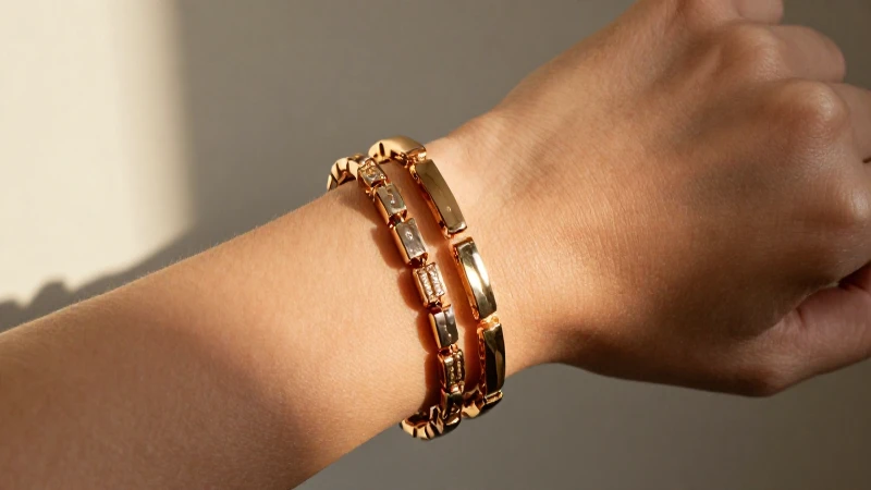 Pulseras Cartier elegantes resplandecen en dorado