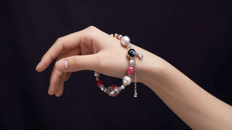 Pulsera llamativa, elegante y con estilo cinematográfico
