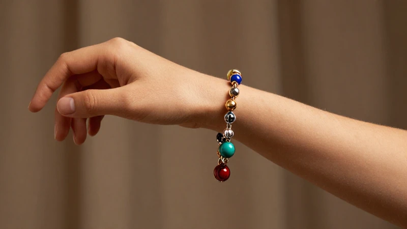 Pulsera con encantos coloridos en mano femenina