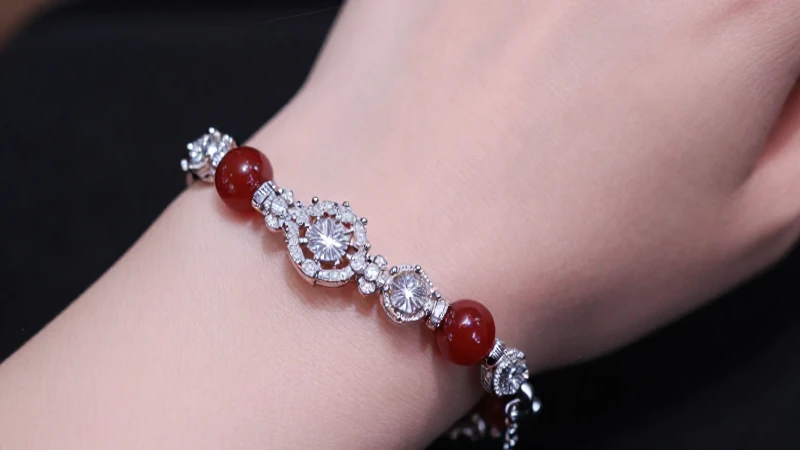Pulsera elegante, joyería brillante y lujo