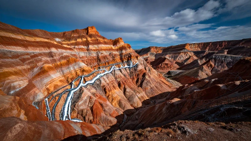 Impresionante paisaje minero con luz dramática
