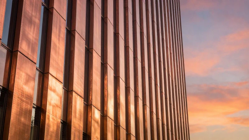 Cubre edificios modernos con detalles de cobre atractivos