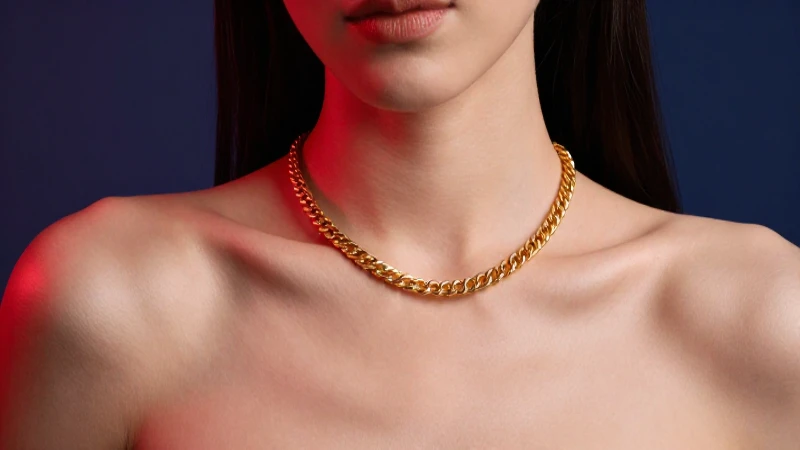 Mujer elegante con collares dorados
