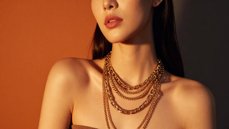 Retrato elegante, joyería dorada, suave iluminación cálida