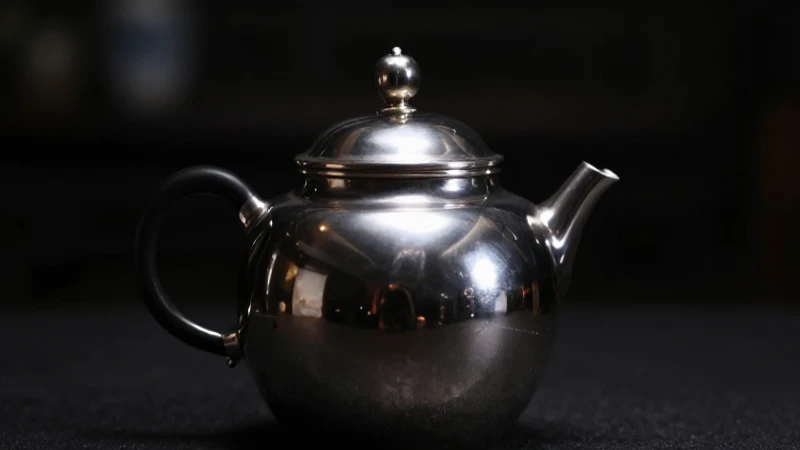 Cómo limpiar la plata negra y devolverle su brillo original 13 Tetera negra elegante, resalta la luz dramática