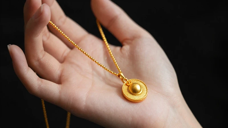 Cómo limpiar oro: trucos para mantener tu joyería brillante 2 Joyería dorada y elegante en primer plano
