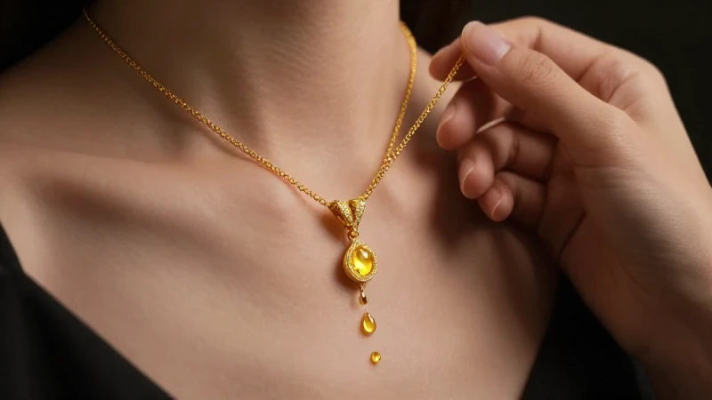 Collar dorado en primer plano elegante y brillante