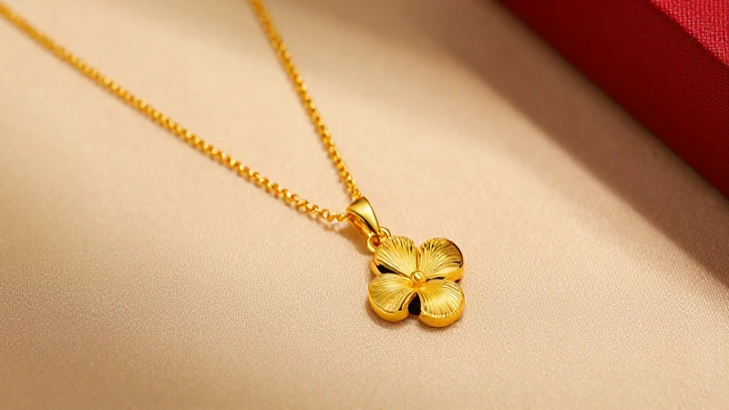 Collar dorado destacado en iluminación cálida y lujosa