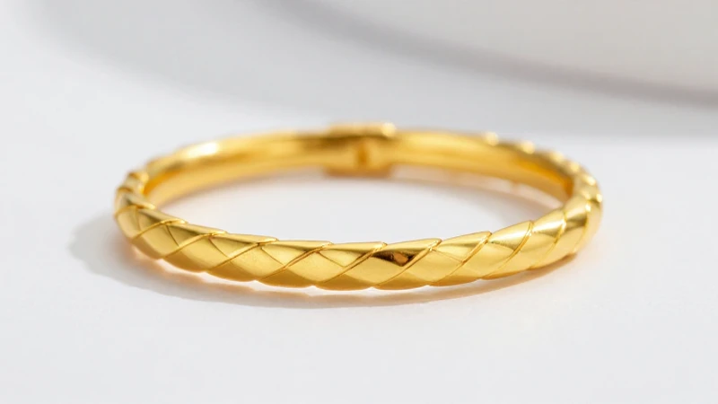 Joyas doradas brillantes sobre fondo limpio