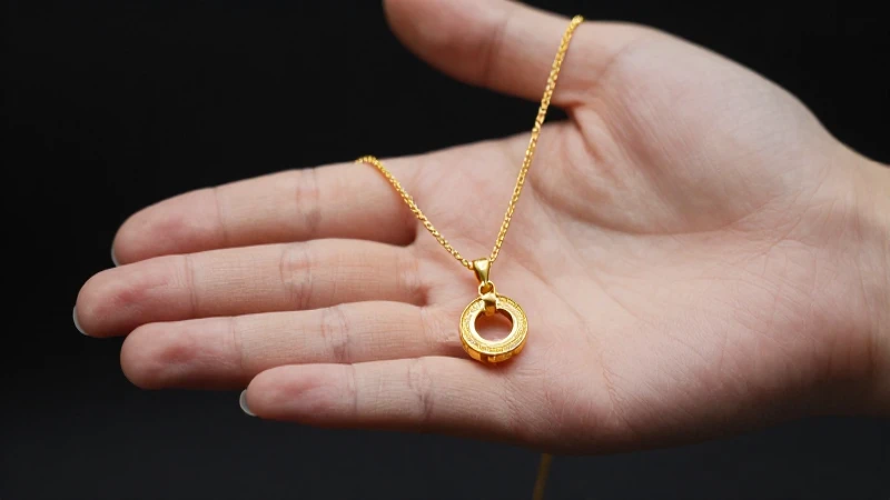 Cómo saber si una joya es de oro verdadero: Guía práctica 8 Collar dorado resaltado en imagen macro