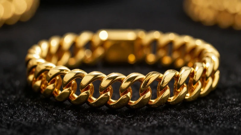 Pulsera dorada lujosa, artesanía italiana destacada