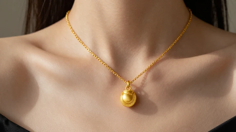 Collar dorado en mano, lujo cinematográfico