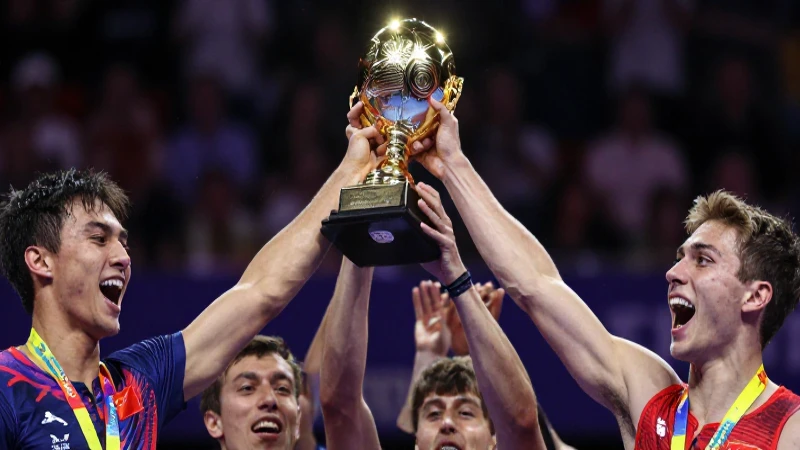 Atletas celebran triunfo con trofeo dorado