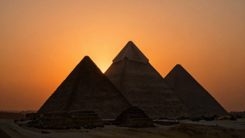 Qué secretos esconden las 24 pirámides encontradas 2 Pirámides antiguas al atardecer con misterio