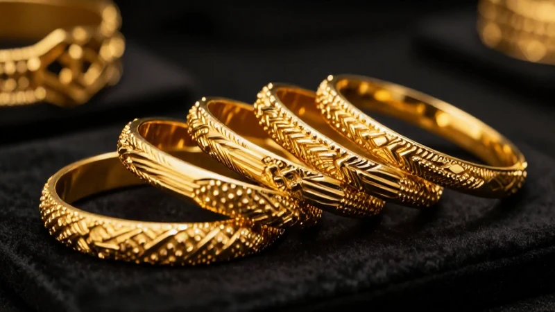 Pulseras doradas exhibidas con lujo y dramatismo