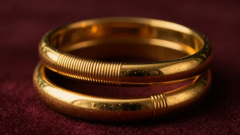 Pulseras doradas resaltan lujo y elegancia
