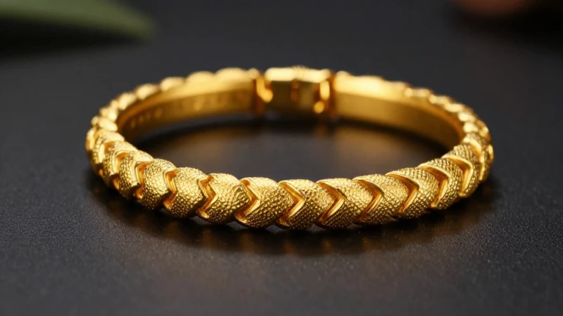 Pulsera dorada, lujo y elegancia resaltados