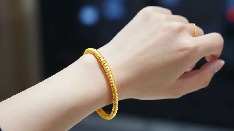 Pulsera dorada elegante, iluminación cinematográfica suave