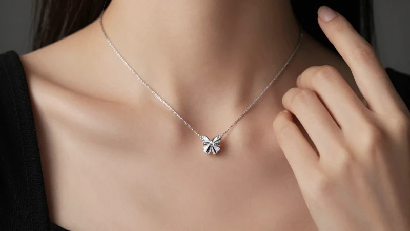 Cuáles son las características de la joyería de plata auténtica 4 Joya elegante en mano, luz cinematográfica