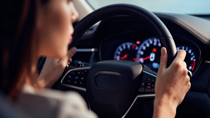 Interior elegante en coche con enfoque selectivo