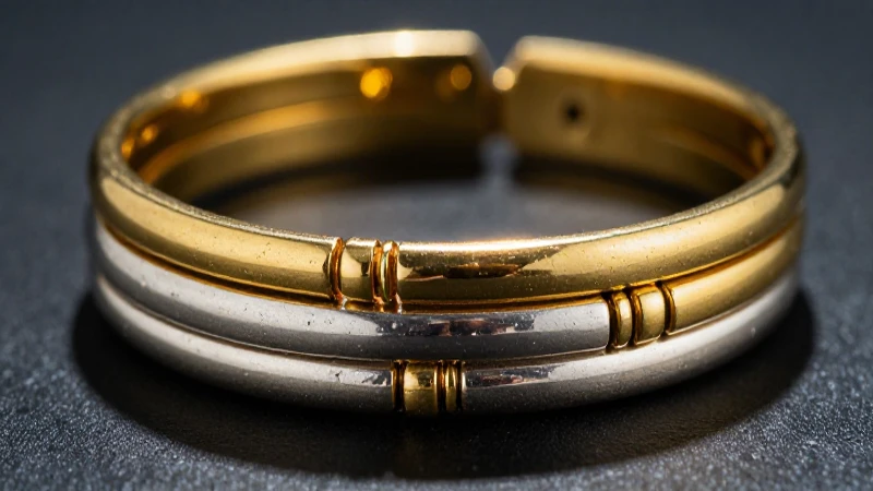 Mezcla de oro y plata: ¿Qué debes saber? 2 Joyas doradas y plateadas en detalle dramático